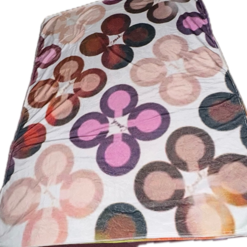 NEW FLOWER MONOGRAM FLEECE BLANKET - Picture 5 of 6